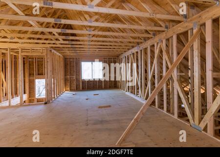 Nuova costruzione di casa travi incorniciato il terreno Foto Stock