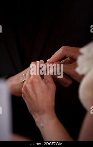 Scambio di sposi e sposi degli anelli di nozze Foto Stock
