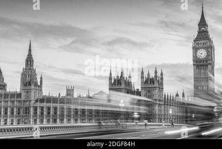 Magnifica vista in bianco e nero sul traffico di Westminster di notte, Londra Foto Stock