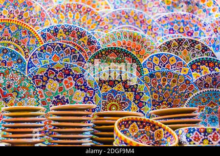 Piatti colorati in ceramica venduti nel souk di Dubai Foto Stock