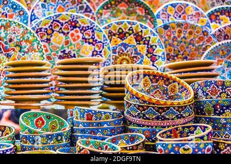 Piatti colorati in ceramica venduti nel souk di Dubai Foto Stock