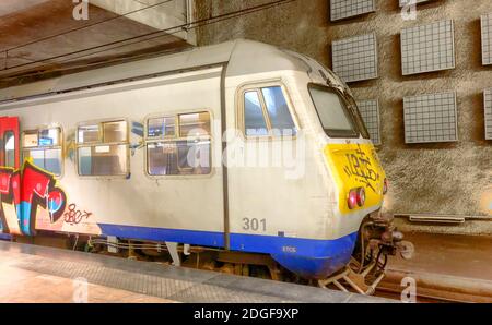 Anversa, Belgio - Giugno 2019: Vecchio treno belga sulle piste Foto Stock