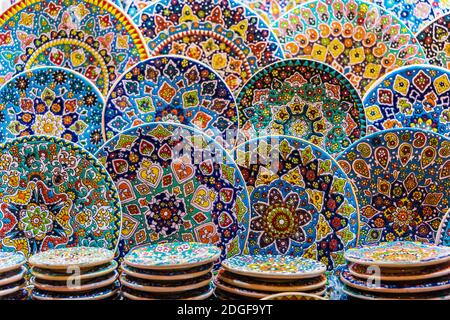 Piatti colorati in ceramica venduti nel souk di Dubai Foto Stock