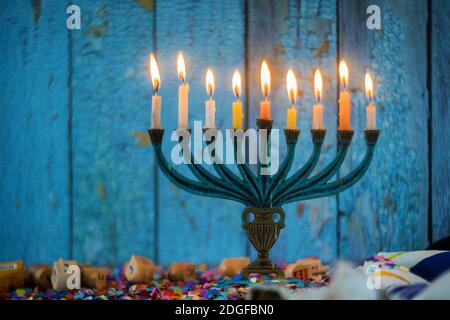 Fuoco morbido Hanukkah Menorah luminoso Foto Stock