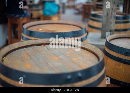 Le botti di legno hanno sparato molto da vicino con sfondo sfocato Foto Stock