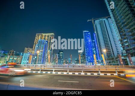 Dubai Marina skyline notturno dal ponte, Emirati Arabi Uniti Foto Stock