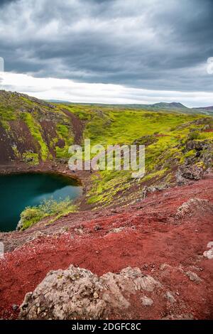 Paesaggio islandese. Cratere Kerid nella stagione estiva Foto Stock