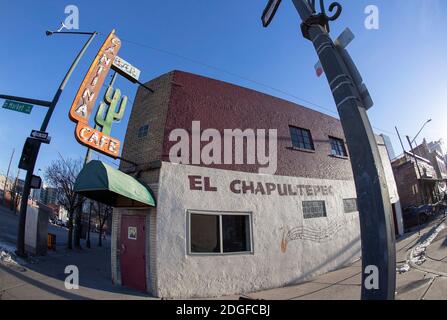 Denver, Colorado, Stati Uniti. 8 Dic 2020. EL CHAPULTEPEC, un Jazz Club di lunga data a Denver, CO, all'angolo del 20th. E Market St., ha servito la comunità di Denver per 87 anni, con musica dal vivo, buon cibo, e un'eredità per la musica jazz. EL CHAPULTEPEC è l'ultima vittima della pandemia COVID-19 e sta chiudendo le sue porte per sempre. Credit: Hector Acevedo/ZUMA Wire/Alamy Live News Foto Stock