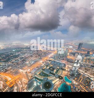 Skyline panoramico di Dubai ed edifici al tramonto Foto Stock