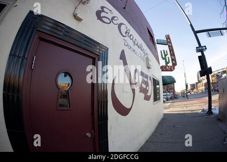 Denver, Colorado, Stati Uniti. 8 Dic 2020. EL CHAPULTEPEC, un Jazz Club di lunga data a Denver, CO, all'angolo del 20th. E Market St., ha servito la comunità di Denver per 87 anni, con musica dal vivo, buon cibo, e un'eredità per la musica jazz. EL CHAPULTEPEC è l'ultima vittima della pandemia COVID-19 e sta chiudendo le sue porte per sempre. Credit: Hector Acevedo/ZUMA Wire/Alamy Live News Foto Stock