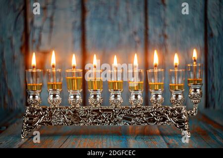 Fuoco morbido Hanukkah Menorah luminoso Foto Stock