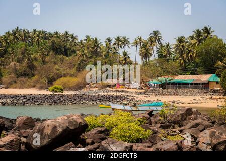 Barche da pesca in una laguna vicino a un villaggio a Goa, India Foto Stock