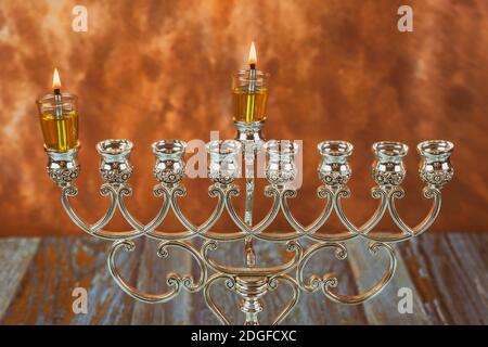 Menorah una tradizionale festa ebraica che illumina la prima candela Un hanukkahof un Chanukah ardente candele Menorah Foto Stock