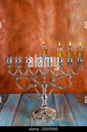 Luci candele il terzo giorno della festa ebraica Hanukkah. Candele sono luce bruciante di menorah Foto Stock