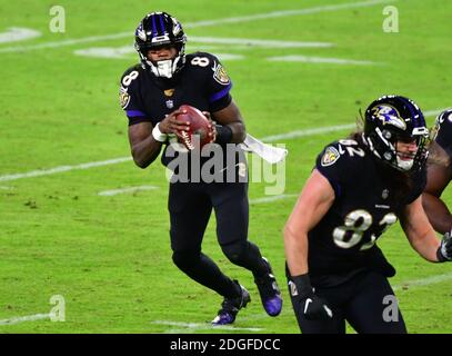 Baltimora, Stati Uniti. 8 dicembre 2020. Il quarto di Baltimora Ravens Lamar Jackson (8) si lancia contro i Dallas Cowboys durante la seconda metà presso lo M&T Bank Stadium di Baltimora, Maryland, martedì 8 dicembre 2020. Baltimora ha vinto il 34-17. Foto di David Tulis/UPI Credit: UPI/Alamy Live News Foto Stock