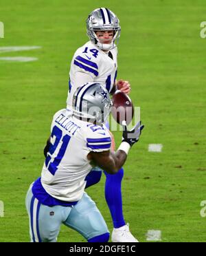 Baltimora, Stati Uniti. 8 dicembre 2020. Il quarterback di Dallas Cowboys Andy Dalton (14) si mette in marcia indietro Ezechiel Elliott (21) durante la prima metà di una partita contro i Baltimora Ravens allo stadio della banca M&T a Baltimora, Maryland, lunedì 8 dicembre 2020. Foto di David Tulis/UPI Credit: UPI/Alamy Live News Foto Stock