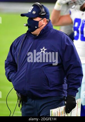 Baltimora, Stati Uniti. 8 dicembre 2020. L'allenatore principale dei Dallas Cowboys Mike McCarthy lavora ai margini contro i Baltimora Ravens durante la prima metà all'M&T Bank Stadium di Baltimora, Maryland, martedì 8 dicembre 2020. Foto di David Tulis/UPI Credit: UPI/Alamy Live News Foto Stock