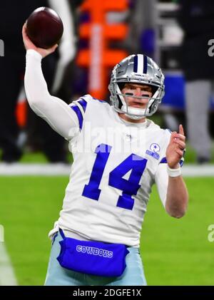 Baltimora, Stati Uniti. 8 dicembre 2020. Il quarto di Dallas Cowboys Andy Dalton (14) lancia contro i Baltimora Ravens durante la prima metà all'M&T Bank Stadium di Baltimora, Maryland, lunedì 8 dicembre 2020. Foto di David Tulis/UPI Credit: UPI/Alamy Live News Foto Stock