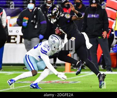 Baltimora, Stati Uniti. 8 dicembre 2020. Il quarto di Baltimora Ravens Lamar Jackson (8) passa accanto alla sicurezza dei Dallas Cowboys Xavier Woods (25) durante la prima metà presso lo M&T Bank Stadium di Baltimora, Maryland, lunedì 8 dicembre 2020. Foto di David Tulis/UPI Credit: UPI/Alamy Live News Foto Stock