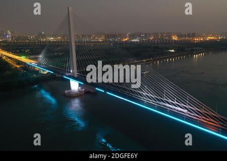 Una vista aerea delle lampioni lungo il Fifth Yangtze River Bridge è stata attivata e disattivata a sua volta per testare il sistema di illuminazione, che sarà completamente finito Foto Stock