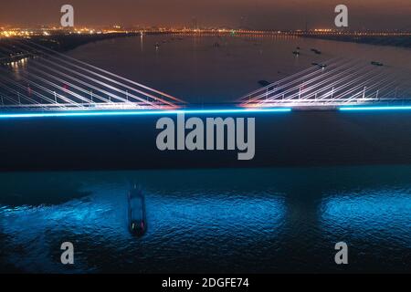 Una vista aerea delle lampioni lungo il Fifth Yangtze River Bridge è stata attivata e disattivata a sua volta per testare il sistema di illuminazione, che sarà completamente finito Foto Stock