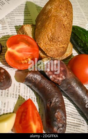 Salsiccia di sangue con pane nero, pomodoro e cetriolo Foto Stock
