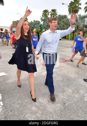 MIAMI, FLORIDA - 27 giugno: Eric Michael Swalwell Jr. è un uomo politico americano che serve come NEGLI STATI UNITI Rappresentante per la California del XV quartiere congressuale fin dal 2013, visto qui con la moglie prima della discussione sulla seconda notte del primo 2020 democratico dibattito presidenziale. Un campo di 20 democratica candidati presidenziali è stato suddiviso in due gruppi di 10 per il primo dibattito del 2020 elezione si svolge su due notti al Knight Concert Hall di Adrienne Arsht Center per le Arti dello Spettacolo della Contea di Miami-Dade su Giugno 27, 2019 a Miami in Florida Persone: Eric Swalwell, Britt Foto Stock
