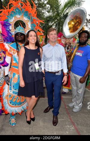 MIAMI, FLORIDA - 27 giugno: Eric Michael Swalwell Jr. è un uomo politico americano che serve come NEGLI STATI UNITI Rappresentante per la California del XV quartiere congressuale fin dal 2013, visto qui con la moglie prima della discussione sulla seconda notte del primo 2020 democratico dibattito presidenziale. Un campo di 20 democratica candidati presidenziali è stato suddiviso in due gruppi di 10 per il primo dibattito del 2020 elezione si svolge su due notti al Knight Concert Hall di Adrienne Arsht Center per le Arti dello Spettacolo della Contea di Miami-Dade su Giugno 27, 2019 a Miami in Florida Persone: Eric Swalwell, Britt Foto Stock