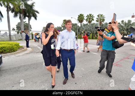 MIAMI, FLORIDA - 27 giugno: Eric Michael Swalwell Jr. è un uomo politico americano che serve come NEGLI STATI UNITI Rappresentante per la California del XV quartiere congressuale fin dal 2013, visto qui con la moglie prima della discussione sulla seconda notte del primo 2020 democratico dibattito presidenziale. Un campo di 20 democratica candidati presidenziali è stato suddiviso in due gruppi di 10 per il primo dibattito del 2020 elezione si svolge su due notti al Knight Concert Hall di Adrienne Arsht Center per le Arti dello Spettacolo della Contea di Miami-Dade su Giugno 27, 2019 a Miami in Florida Persone: Eric Swalwell, Britt Foto Stock