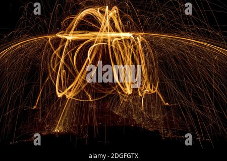 La pittura di luce con Party Sparkler isolati su sfondo nero Foto Stock