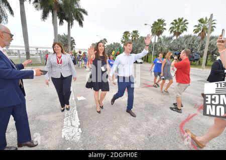 MIAMI, FLORIDA - 27 giugno: Eric Michael Swalwell Jr. è un uomo politico americano che serve come NEGLI STATI UNITI Rappresentante per la California del XV quartiere congressuale fin dal 2013, visto qui con la moglie prima della discussione sulla seconda notte del primo 2020 democratico dibattito presidenziale. Un campo di 20 democratica candidati presidenziali è stato suddiviso in due gruppi di 10 per il primo dibattito del 2020 elezione si svolge su due notti al Knight Concert Hall di Adrienne Arsht Center per le Arti dello Spettacolo della Contea di Miami-Dade su Giugno 27, 2019 a Miami in Florida Persone: Eric Swalwell, Britt Foto Stock