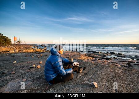 Goditi il pranzo sulle rive dell'isola di Gåsgrund, Espoo, Finlandia Foto Stock