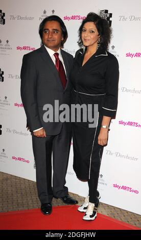 Meera Syal (a destra) e Sanjeev Bhaskar in arrivo per il South Bank Sky Arts Awards al Dorchester Hotel, Londra. Foto Stock