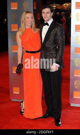 Sam Taylor-Wood e Aaron Taylor-Johnson in arrivo agli Orange British Academy Film Awards 2011 presso la Royal Opera House, Covent Garden, Londra. Foto Stock