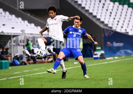 Il calciatore professionista brasiliano Weverson Leandro Oliveira Moura, più comunemente noto come Leandro, del FC Tokyo, a sinistra, protegge la palla durante il gro Foto Stock