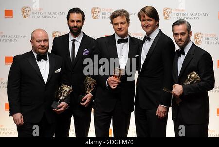 Produttori Gareth Unwin, Emile Sherman, attore Colin Firth, regista Tom Hooper e produttore Iain Canning, con i Best Film Awards ricevuti per il King's Speech ai 2011 Orange British Academy Film Awards, The Royal Opera House, Covent Garden, Londra. Foto Stock