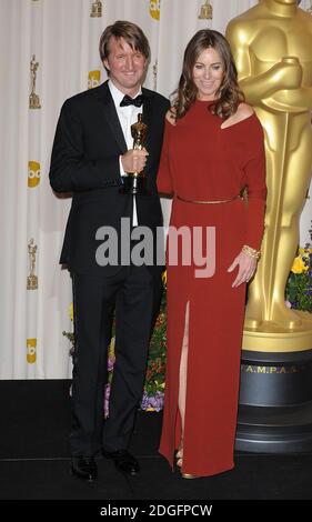 Tom Hooper con il premio Best Director, ricevuto per il King's Speech, e Kathryn Bigelow, in occasione dell'83° annuale Academy Awards, tenutosi presso il Kodak Theatre di Los Angeles, California, USA il 27 febbraio 2011. Foto Stock