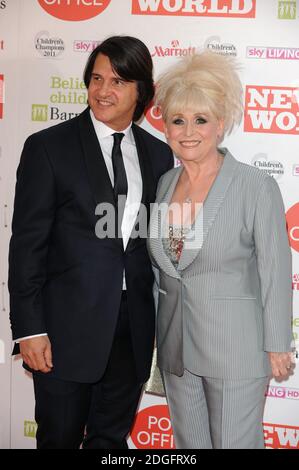 Barbara Windsor e il marito Scott Mitchell arrivano al Children's Champion Awards 2011, Grosvenor House Hotel, Park Lane, Londra. Foto Stock