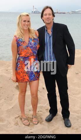 Bethany Hamilton e Kevin Sorbo sulla Plage 45 promuovere Soul Surfer, parte del 64 Festival di Cannes, Palais De Festival, Cannes. Foto Stock