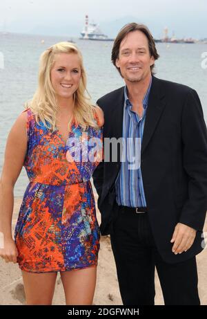 Bethany Hamilton e Kevin Sorbo sulla Plage 45 promuovere Soul Surfer, parte del 64 Festival di Cannes, Palais De Festival, Cannes. Foto Stock