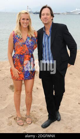 Bethany Hamilton e Kevin Sorbo sulla Plage 45 promuovere Soul Surfer, parte del 64 Festival di Cannes, Palais De Festival, Cannes. Foto Stock