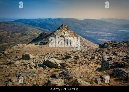 Cima della vetta del Peñalara nel Parco Nazionale della Sierra de Guadarrama. Segnaletica in legno sulla cima. Paso de Claveles, tra Segovia e Madrid. Foto Stock