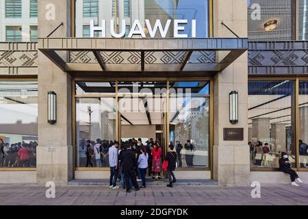 Le persone si allineano per sperimentare Huawei Mate 40 RS Porsche Design in un negozio di punta Huawei a Shanghai, Cina, il 18 novembre 2020. Foto Stock