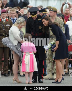 Il Duca e la Duchessa di Cambridge incontrano amici e famiglie di soldati quando arrivano a Victoria Barracks per presentare medaglie alla prima Guardia Irlandese a Windsor, Berkshire. Foto Stock