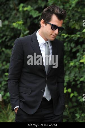 Mark Ronson arriva al servizio funebre di Amy Winehouse al Cimitero di Edgewarebury, Londra. Foto Stock