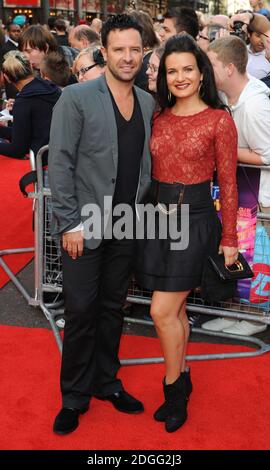 Darren Bennett e Lilia Kopylova arrivano alla prima mondiale del film Inbetweeners, Vue Cinema, Leicester Square, Londra. Foto Stock