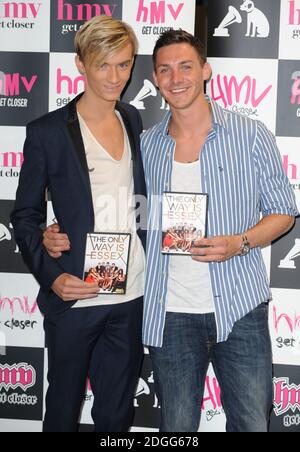 Harry Derbidge e Kirk Norcross dall'unico modo è Essex incontra i fan al centro commerciale Westfield Stratford di HMVÃ• E firmare le copie del DVD della serie Foto Stock