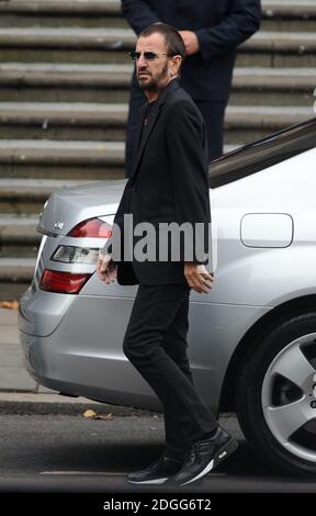 Ringo Starr e la moglie Barbara Bach al matrimonio di Sir Paul McCartney e Nancy Shevell, Marylebone Town Hall Registry Office, Londra. Foto Stock