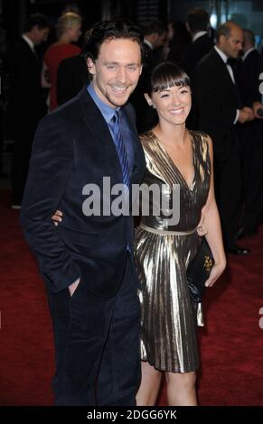 Tom Hiddleston e Susannah Fielding arrivano alla prima europea del 360, Odeon Cinema, Leicester Square, Londra. Foto Stock