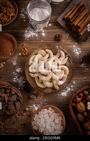 Composizione a vita still di biscotti crescent alla vaniglia per il tavolo di Natale Foto Stock